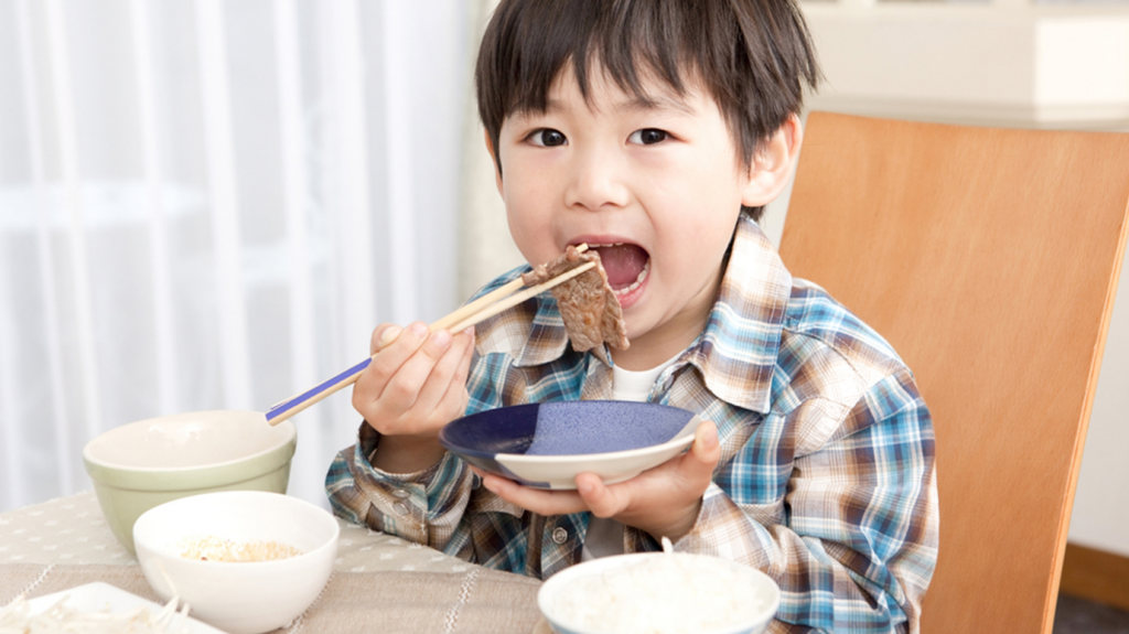 5 Quy tắc lịch thiệp trên bàn ăn cha mẹ cần dạy con càng sớm càng tốt – Bé  tư duy