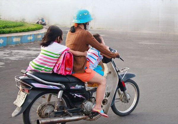 trẻ di chuyển bằng xe máy
